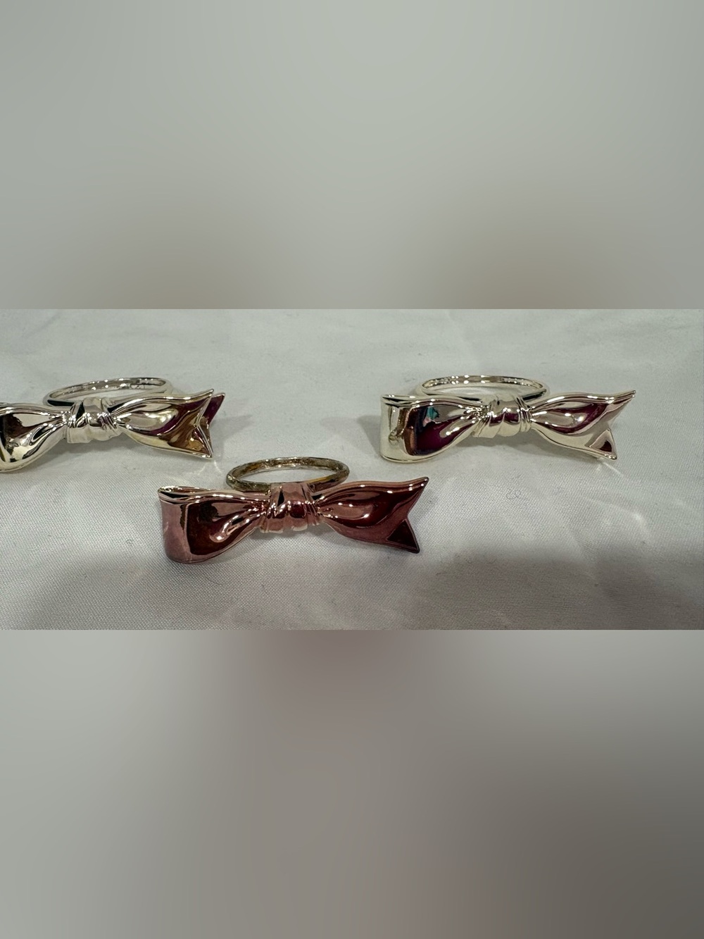 3 pc Bow Metal Napkin Rings
Glossy Silver & Pink Solid
